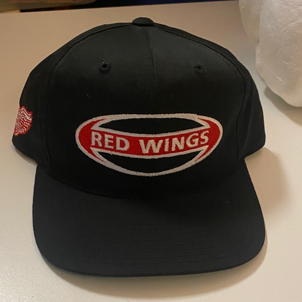 Detroit Red Wings NHL ANNCO Vintage Retro Men’s Black SnapBack Cap Hat